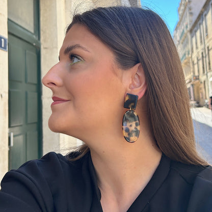 Boucles Bundy Écaille de Tokyo Francine Bramli Paris en résine effet écaille portées