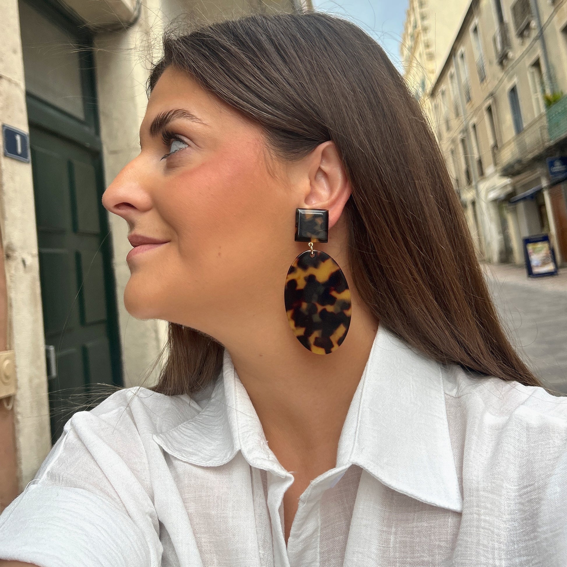 Boucles Bundy Écaille de Tokyo XL Francine Bramli Paris en résine effet écaille marron et noire avec pampilles ovales oversize.