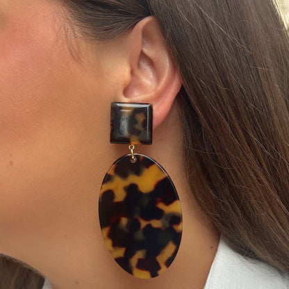 Boucles Bundy Écaille de Tokyo XL Francine Bramli Paris en résine effet écaille marron et noire avec pampilles ovales oversize.