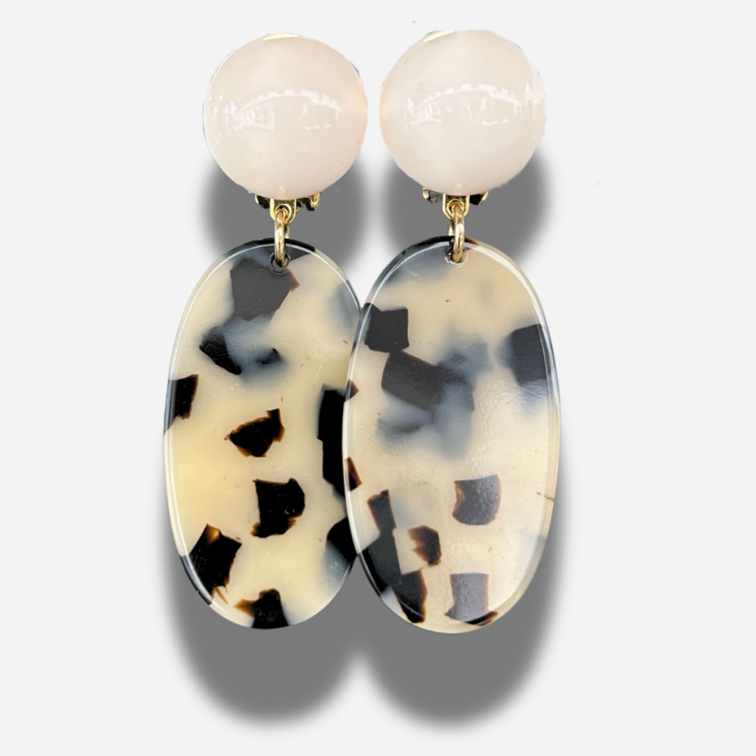 Boucles Bundy Écaille de Tortue Francine Bramli Paris en résine ivoire et noir portées