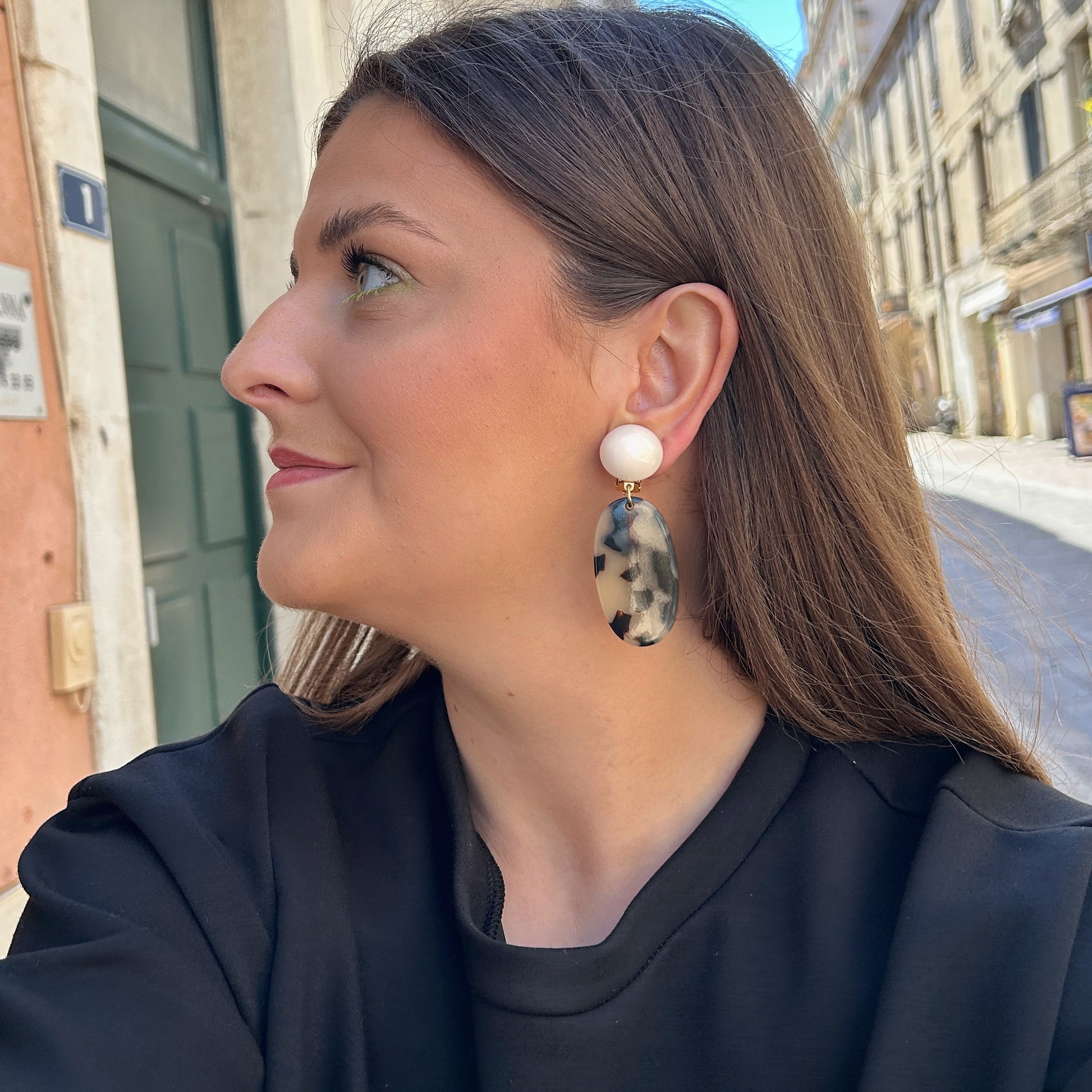 Boucles Bundy Écaille de Tortue Francine Bramli Paris en résine ivoire et noir portées