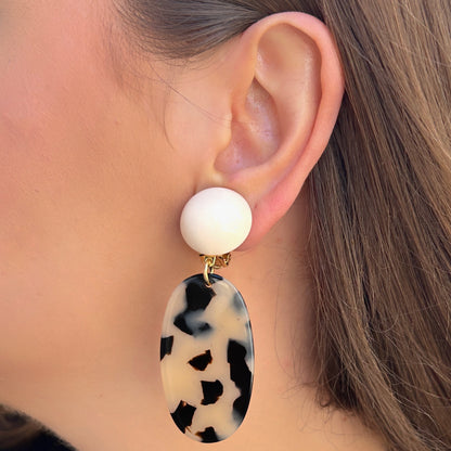 Boucles Bundy Écaille de Tortue Francine Bramli Paris en résine ivoire et noir portées