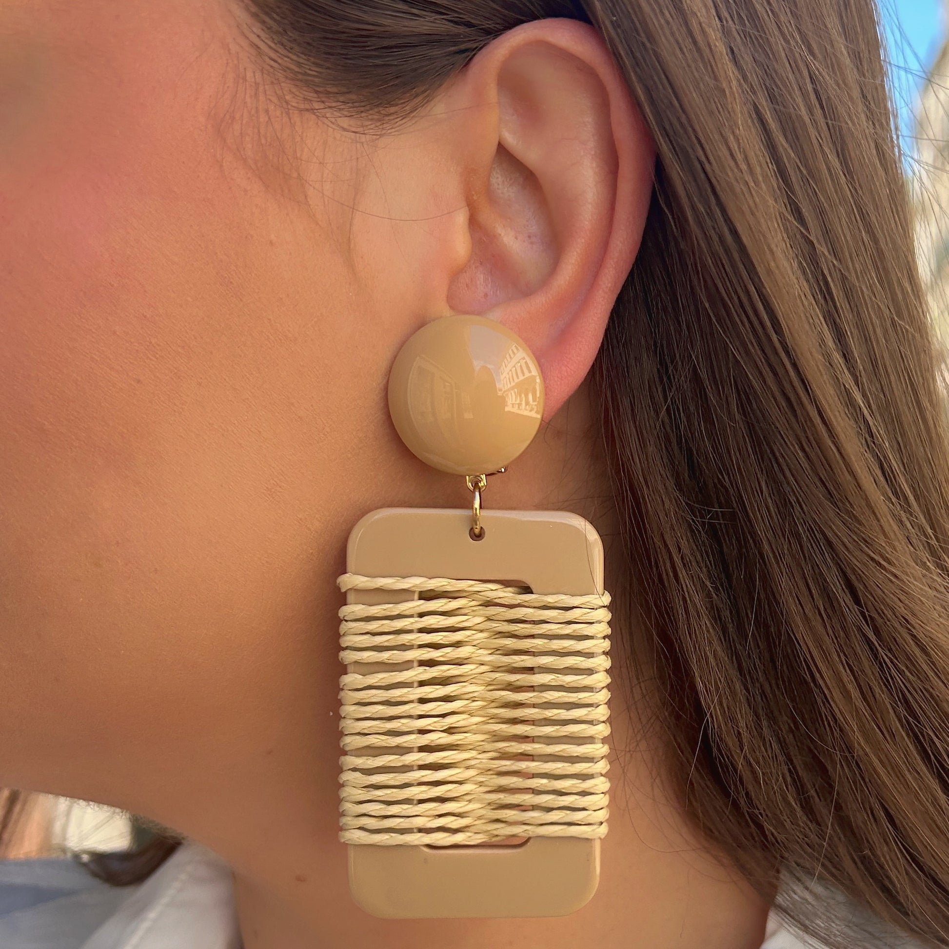 Boucles Caraïbos Beige Francine Bramli Paris en résine nude et corde naturelle portées