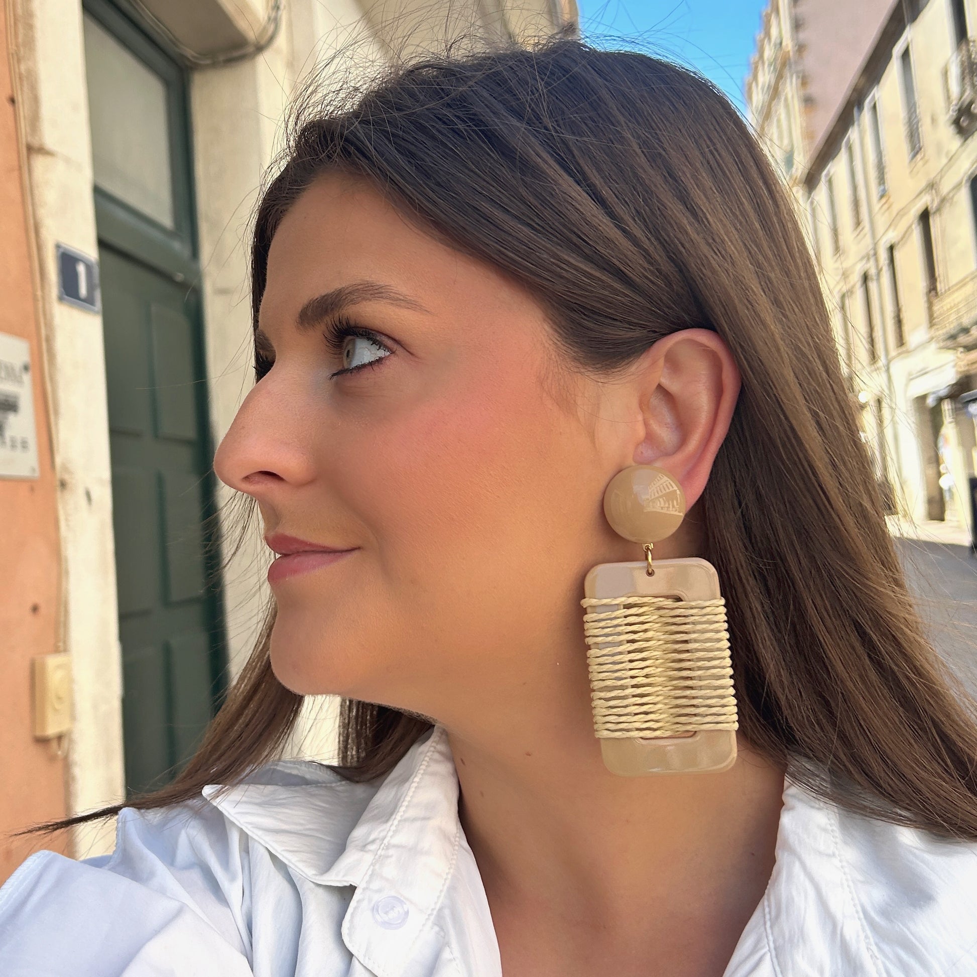 Boucles Caraïbos Beige Francine Bramli Paris en résine nude et corde naturelle portées