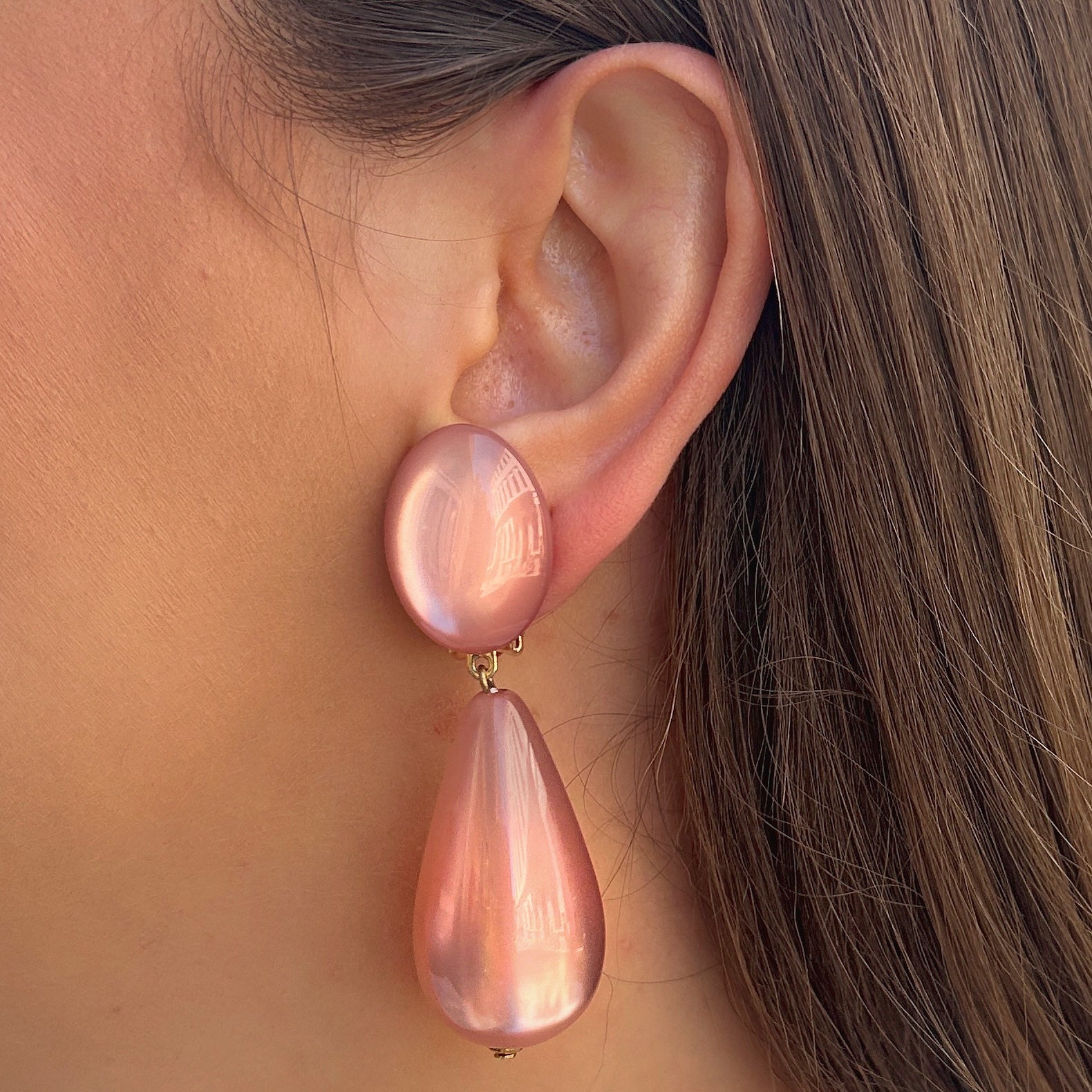 Boucles Cayenne Rose Francine Bramli Paris avec cabochon ovale rose nacré et grande goutte perlée rose brillante.
