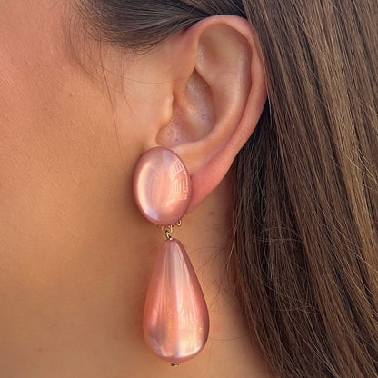 Boucles Cayenne Rose Francine Bramli Paris avec cabochon ovale rose nacré et grande goutte perlée rose brillante.