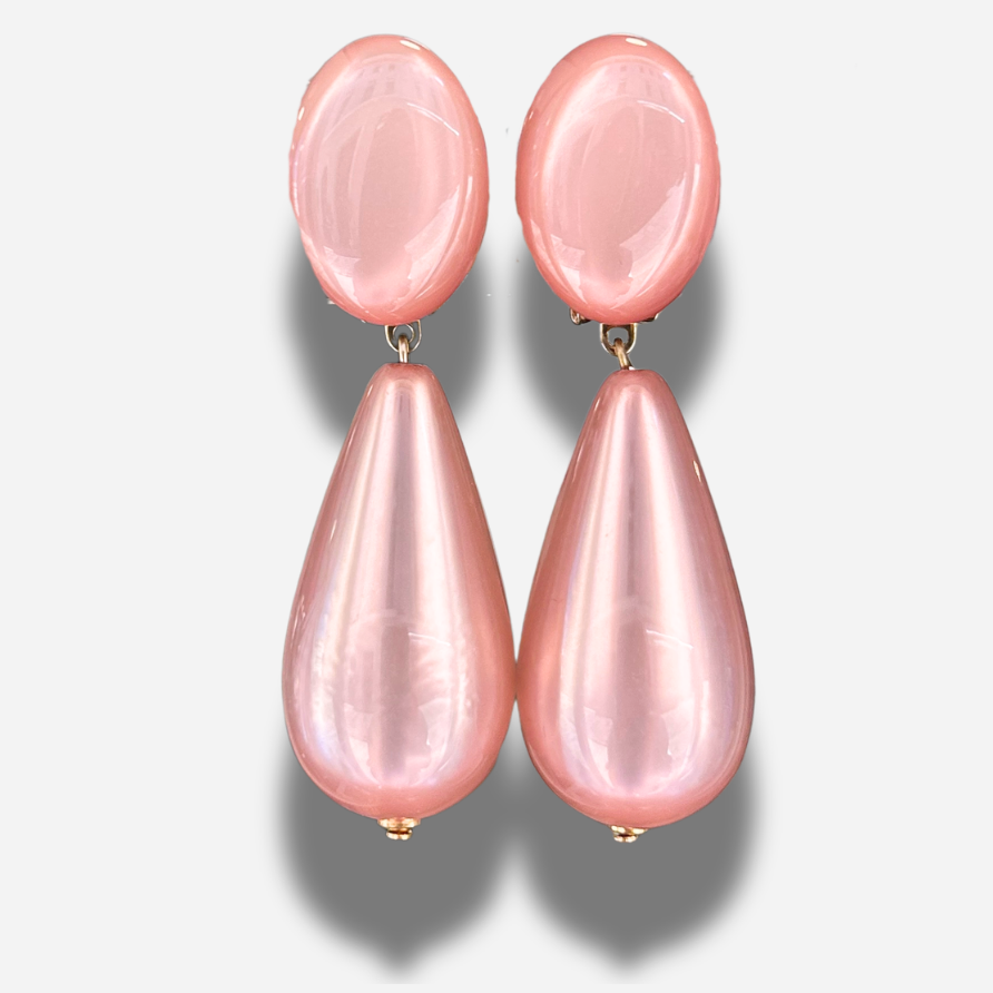 Boucles Cayenne Rose Francine Bramli Paris avec cabochon ovale rose nacré et grande goutte perlée rose brillante.