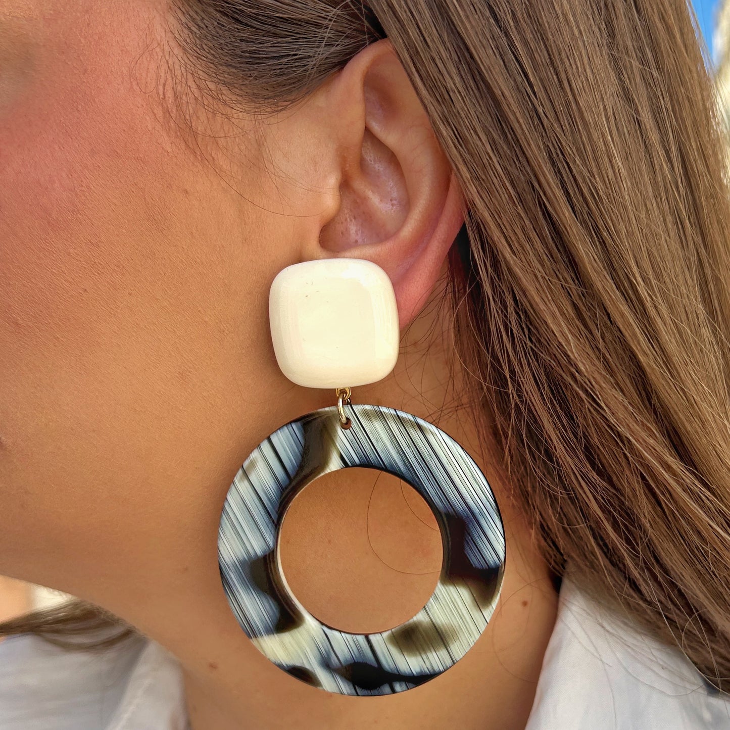 Boucles Cecilia Corne Francine Bramli Paris avec anneaux ajourés bleu gris effet corne et attache ivoire.