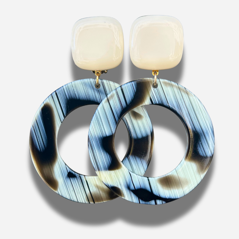 Boucles Cecilia Corne Francine Bramli Paris avec anneaux ajourés bleu gris effet corne et attache ivoire.