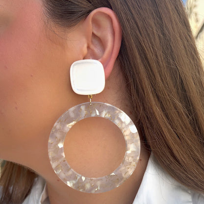 Boucles d'oreilles Cécilia Irisée XL Francine Bramli Paris en résine blanche avec grands anneaux translucides aux reflets nacrés et dorés.