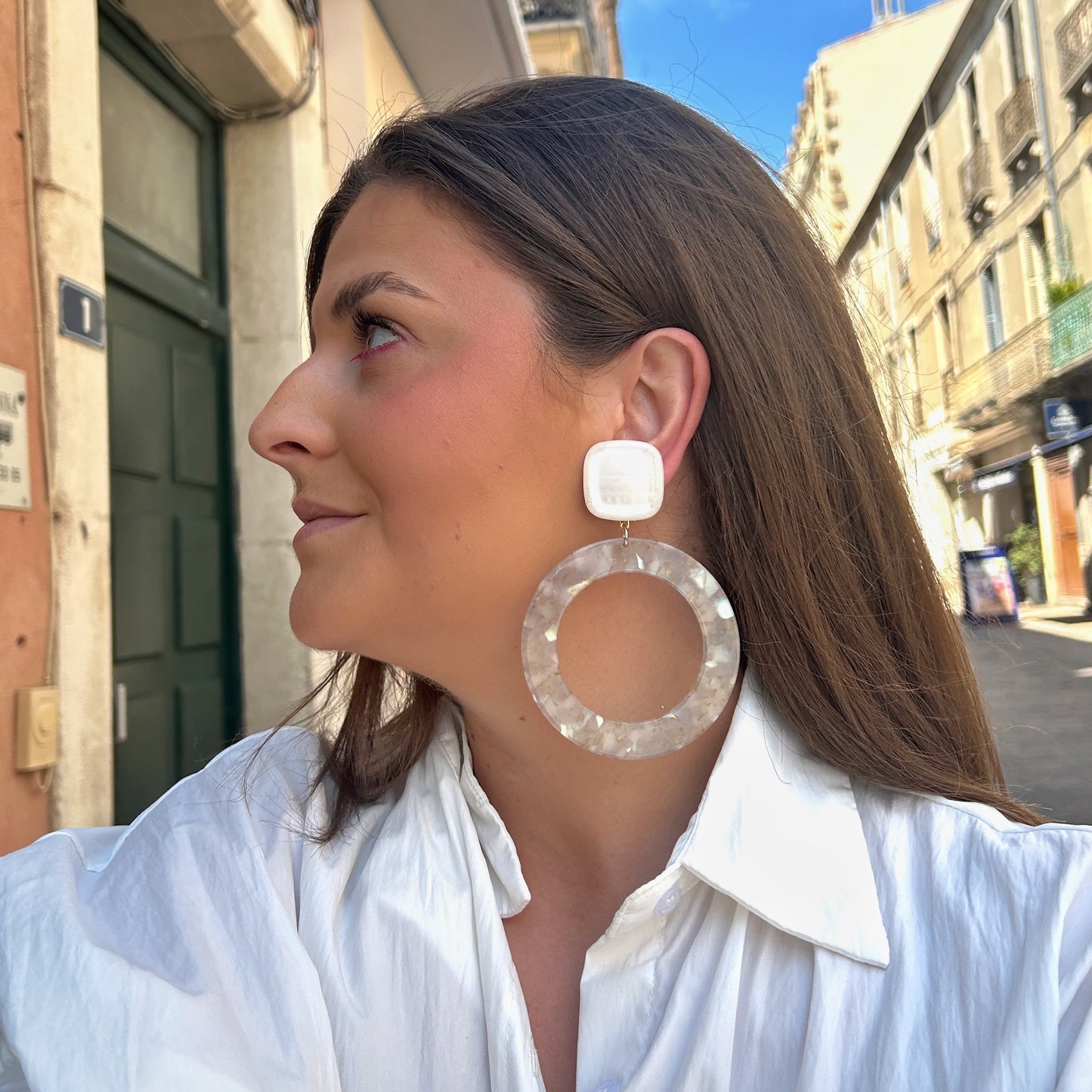 Boucles d'oreilles Cécilia Irisée XL Francine Bramli Paris en résine blanche avec grands anneaux translucides aux reflets nacrés et dorés.