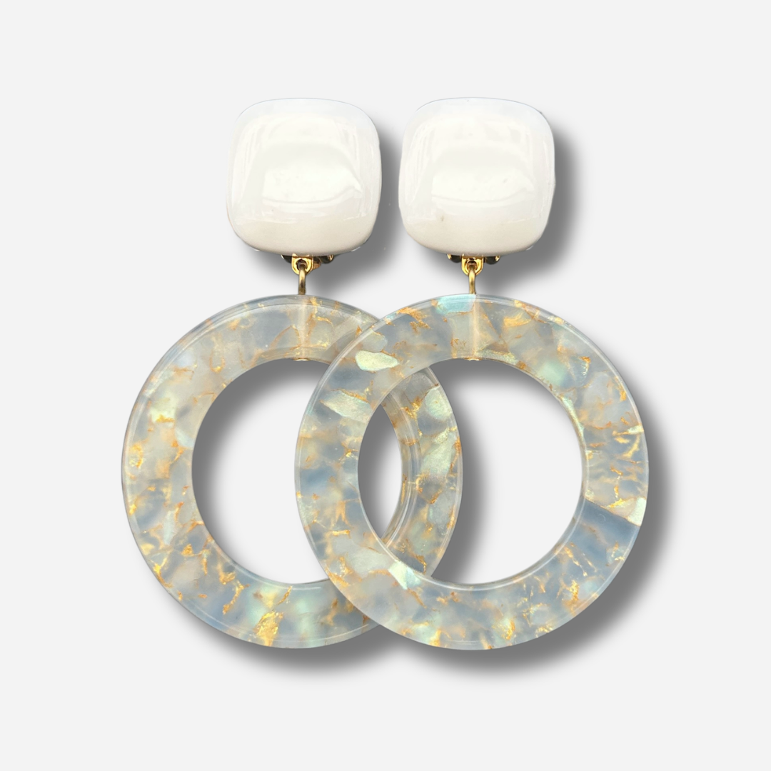 Boucles d'oreilles Cécilia Irisée XS Francine Bramli Paris en résine blanche et anneaux translucides aux reflets nacrés et dorés.