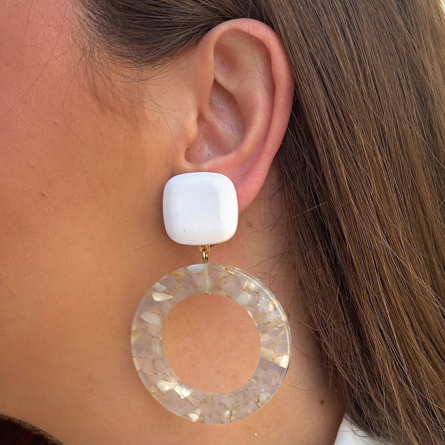 Boucles d'oreilles Cécilia Irisée XS Francine Bramli Paris en résine blanche et anneaux translucides aux reflets nacrés et dorés.
