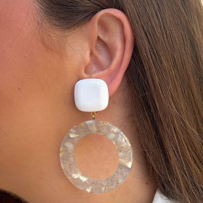 Boucles d'oreilles Cécilia Irisée XS Francine Bramli Paris en résine blanche et anneaux translucides aux reflets nacrés et dorés.