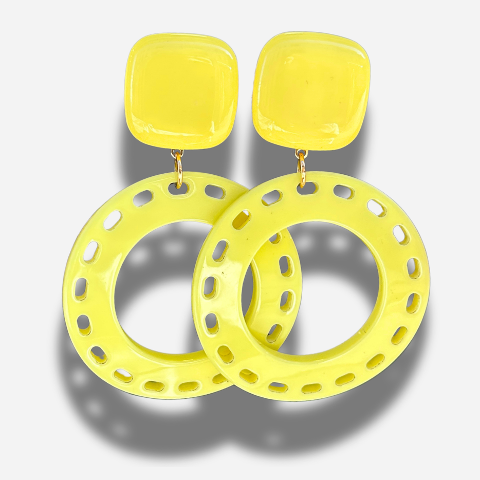 Boucles Cecilia Jaune Francine Bramli Paris avec grandes créoles ajourées jaune citron et attache carrée brillante.