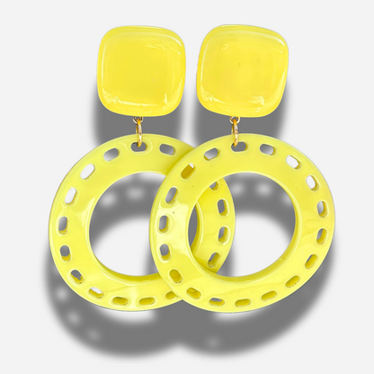 Boucles Cecilia Jaune Francine Bramli Paris avec grandes créoles ajourées jaune citron et attache carrée brillante.