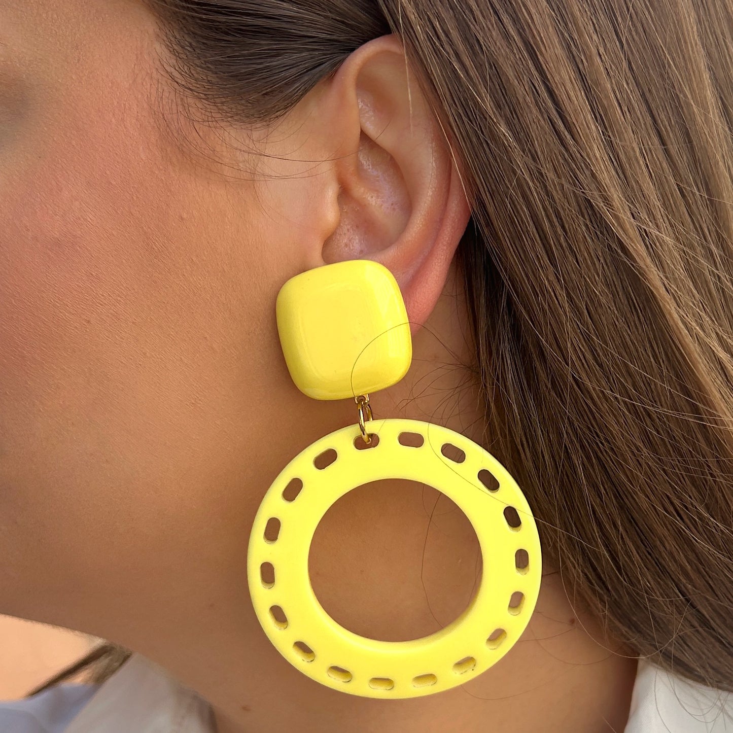 Boucles Cecilia Jaune Francine Bramli Paris avec grandes créoles ajourées jaune citron et attache carrée brillante.