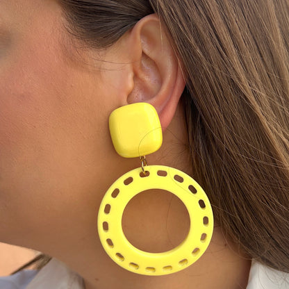 Boucles Cecilia Jaune Francine Bramli Paris avec grandes créoles ajourées jaune citron et attache carrée brillante.