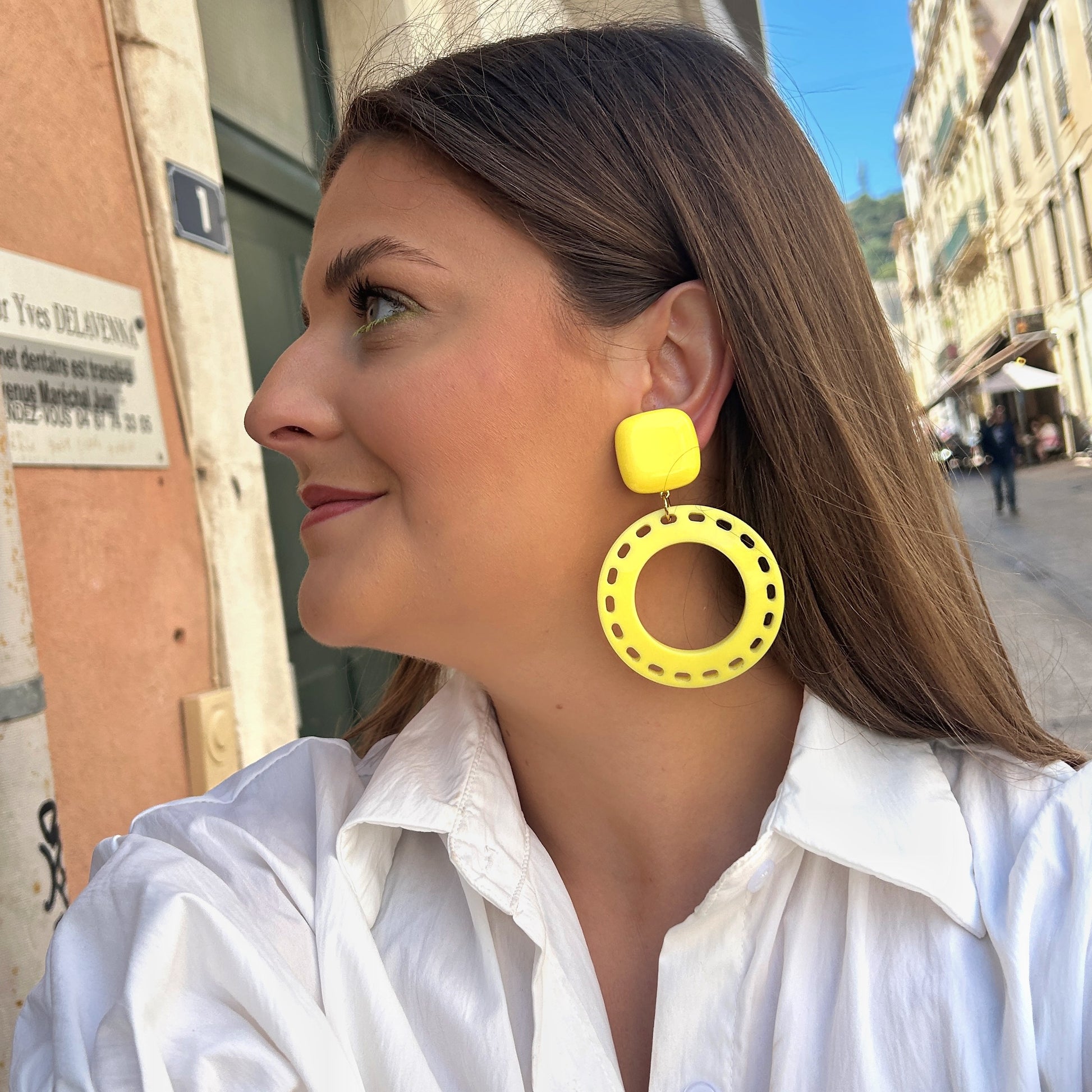 Boucles Cecilia Jaune Francine Bramli Paris avec grandes créoles ajourées jaune citron et attache carrée brillante.