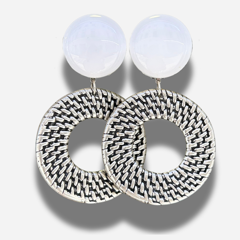 Boucles Cecilia Silver Francine Bramli Paris avec attache blanche brillante et grand anneau argenté texturé.