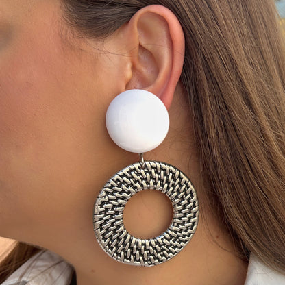 Boucles Cecilia Silver Francine Bramli Paris avec attache blanche brillante et grand anneau argenté texturé.