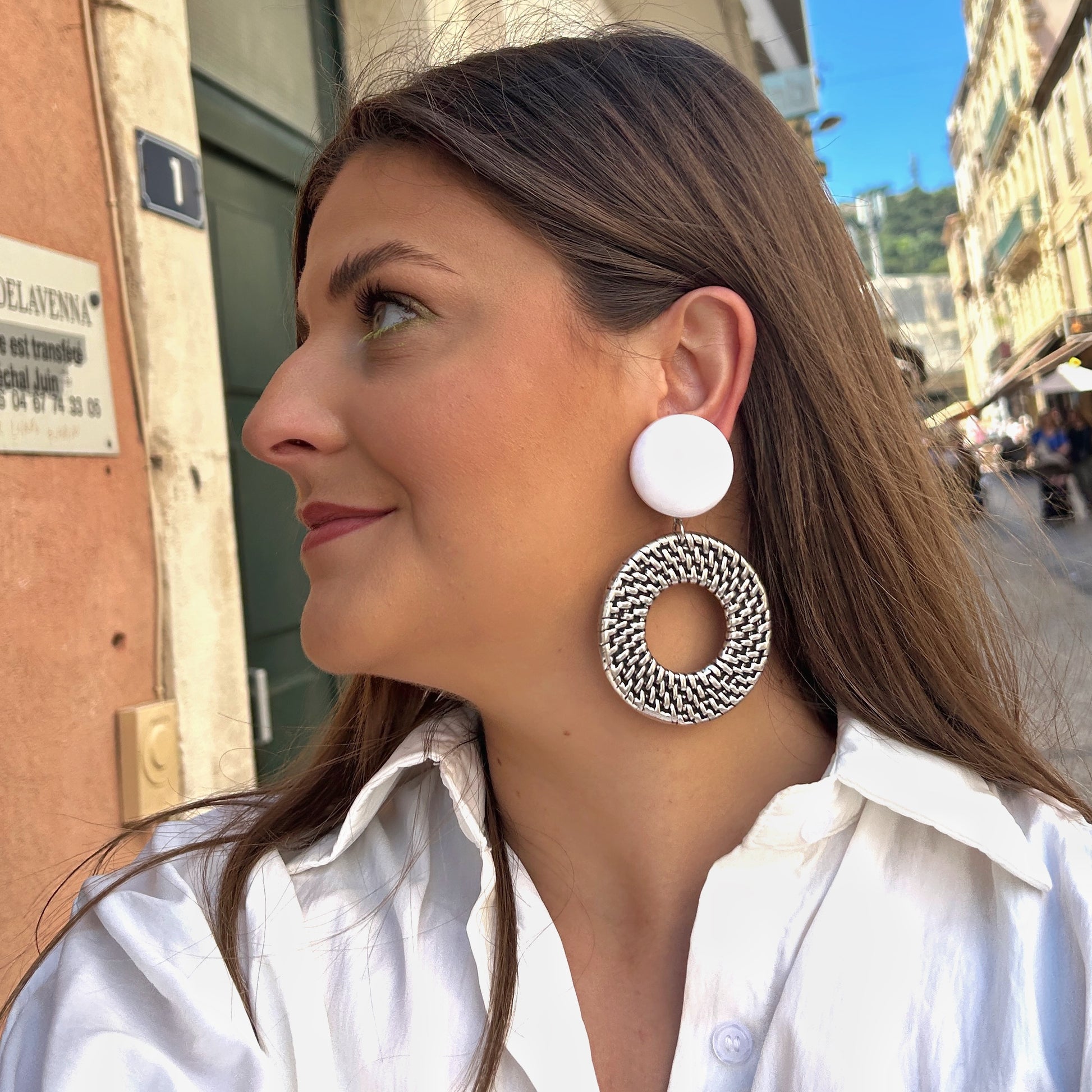 Boucles Cecilia Silver Francine Bramli Paris avec attache blanche brillante et grand anneau argenté texturé.