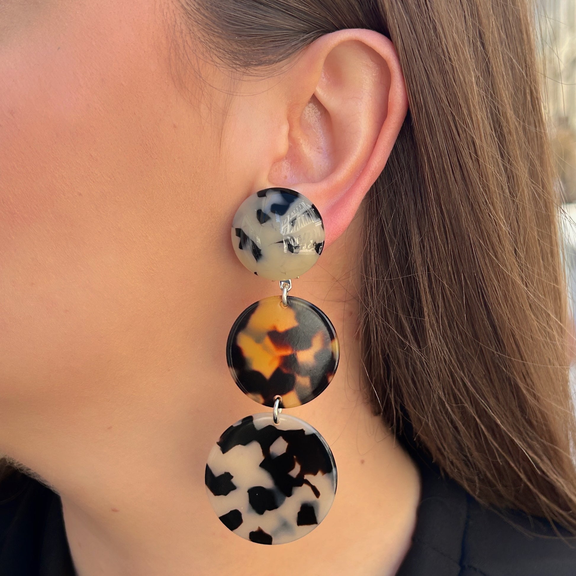 Boucles Celastria Francine Bramli Paris en résine ivoire et écaille portées sur oreille