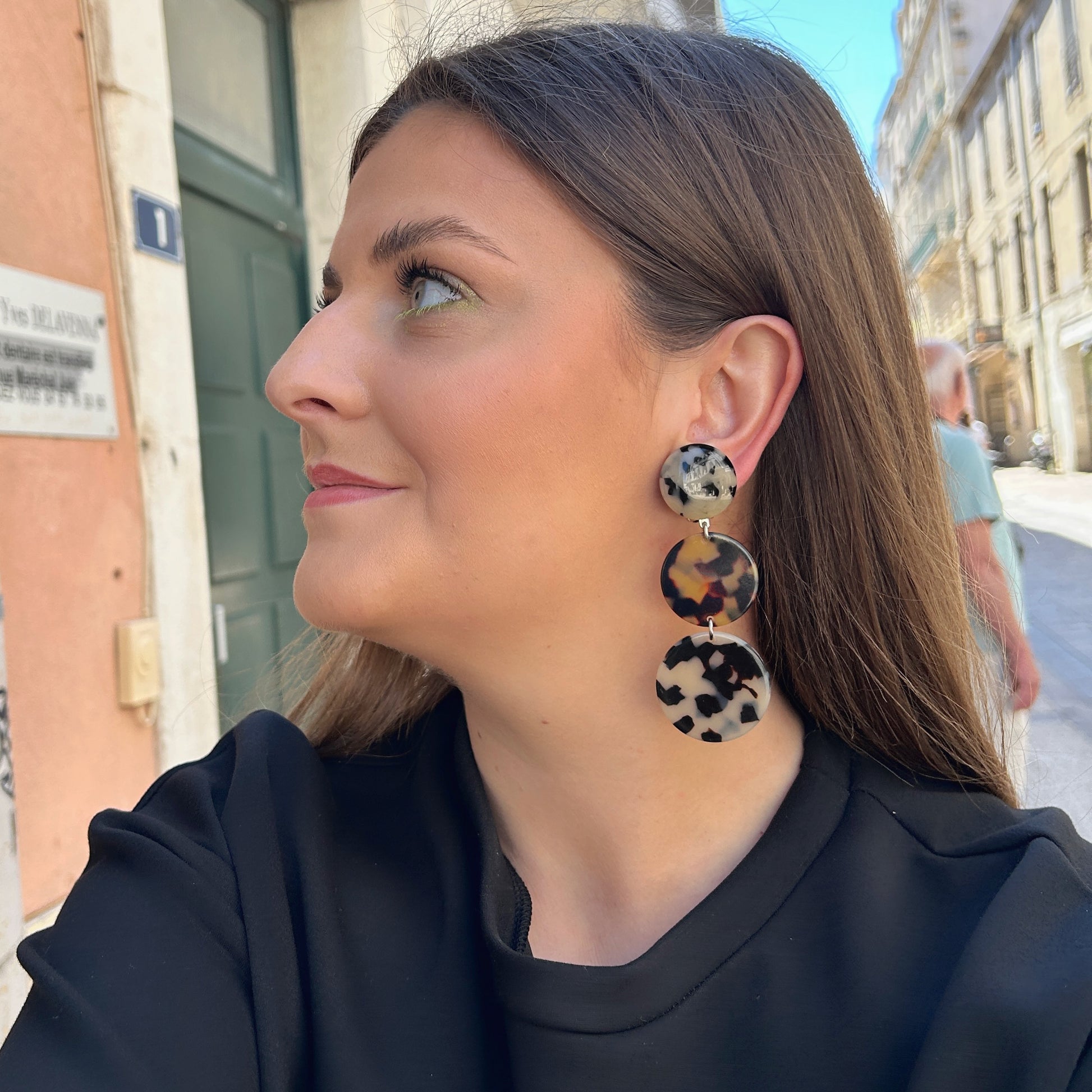 Boucles Celastria Francine Bramli Paris en résine ivoire et écaille portées sur oreille