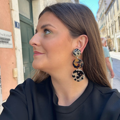 Boucles Celastria Francine Bramli Paris en résine ivoire et écaille portées sur oreille