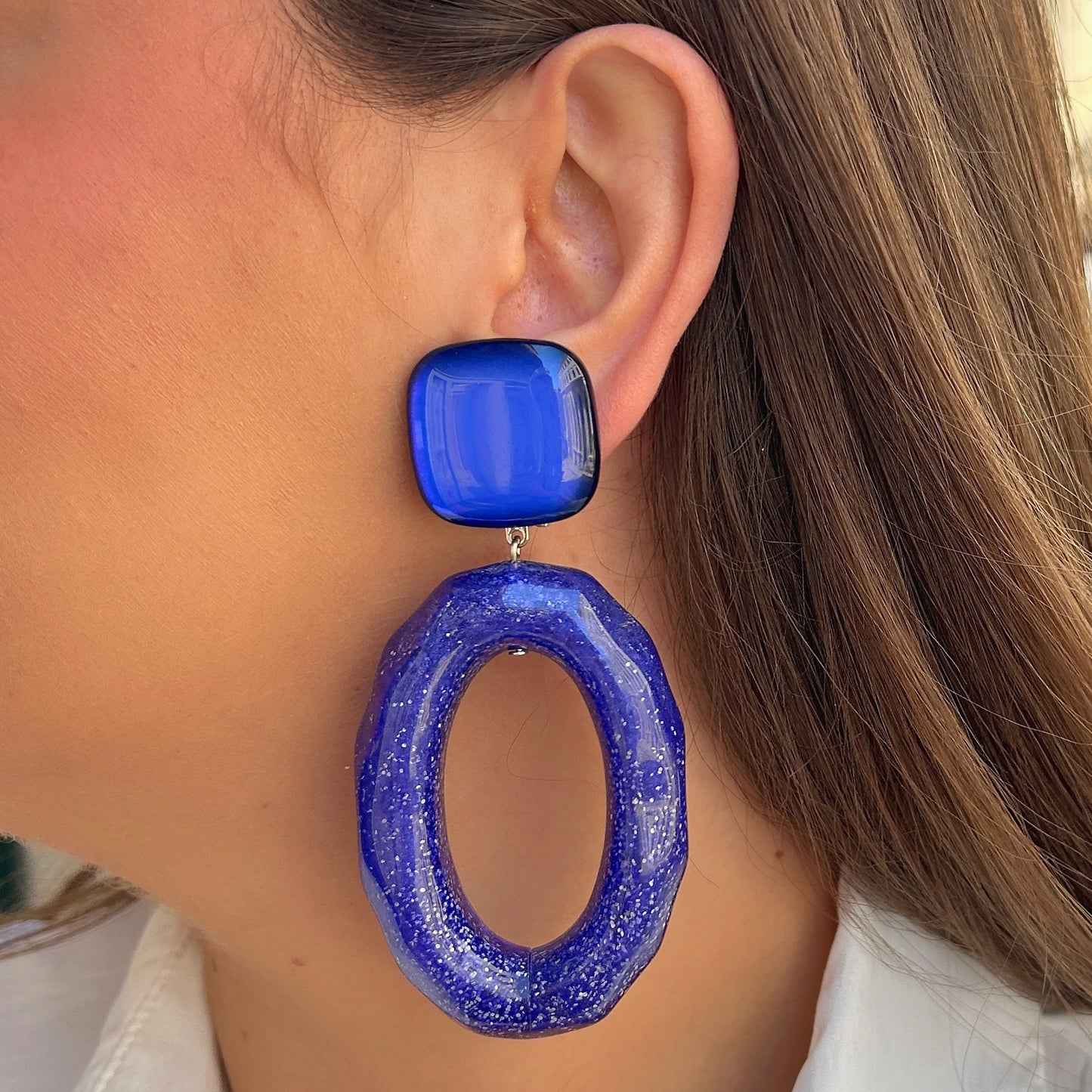Boucles Céleste Bleu Francine Bramli Paris bleues scintillantes portées