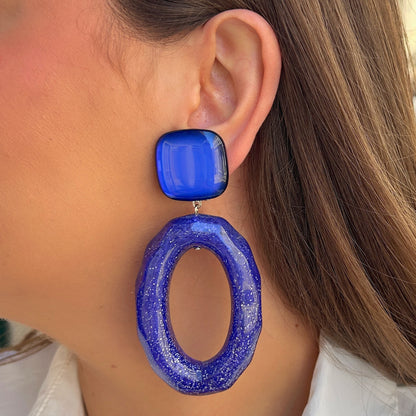 Boucles Céleste Bleu Francine Bramli Paris bleues scintillantes portées