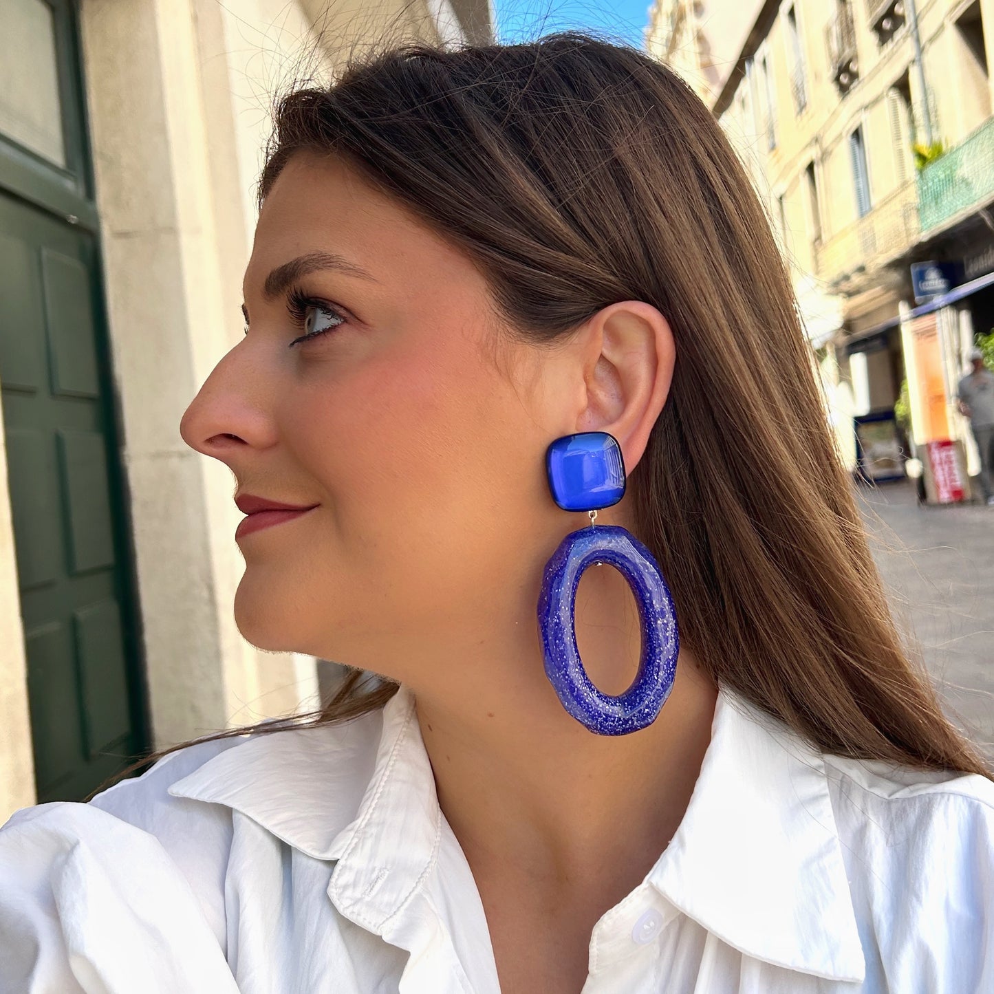 Boucles Céleste Bleu Francine Bramli Paris bleues scintillantes portées