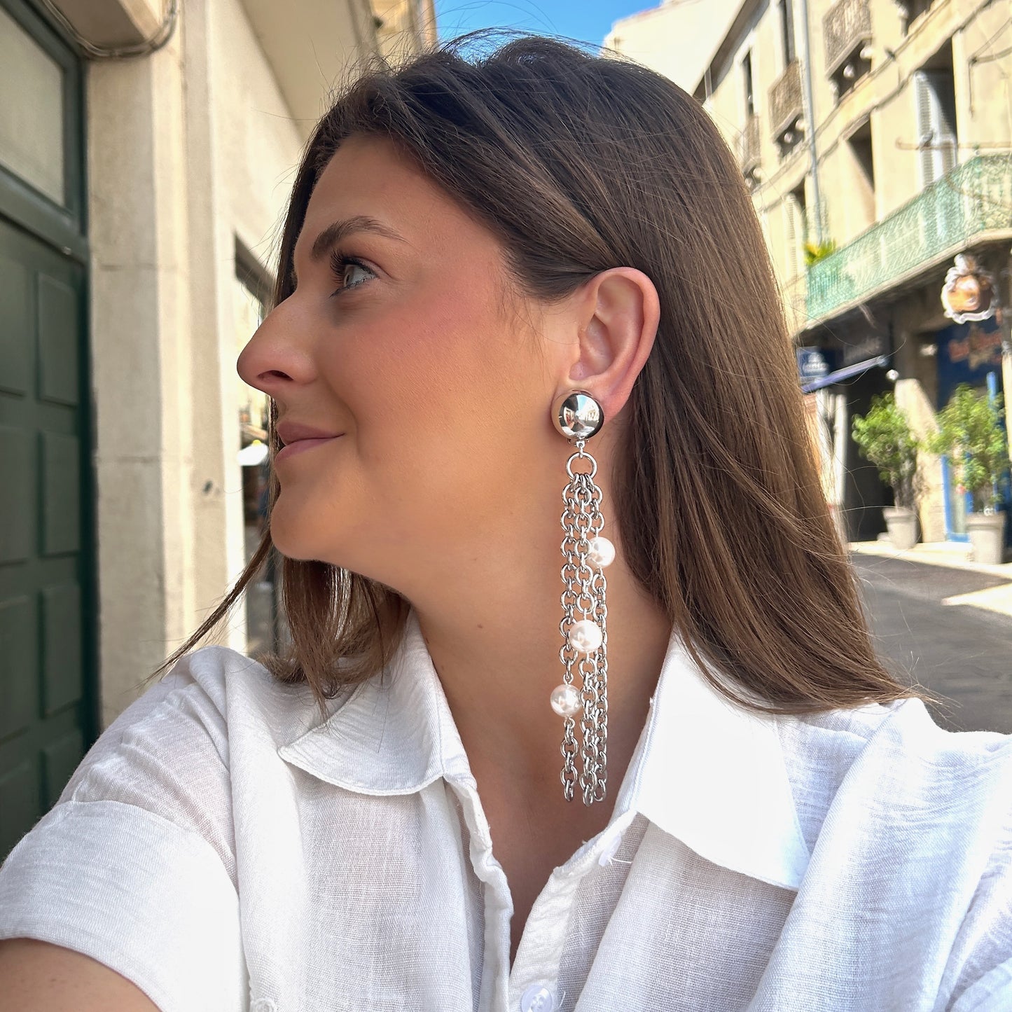 Boucles chaînes argent et perles Francine Bramli Paris avec pampilles argentées et perles nacrées chez Divinity Sète