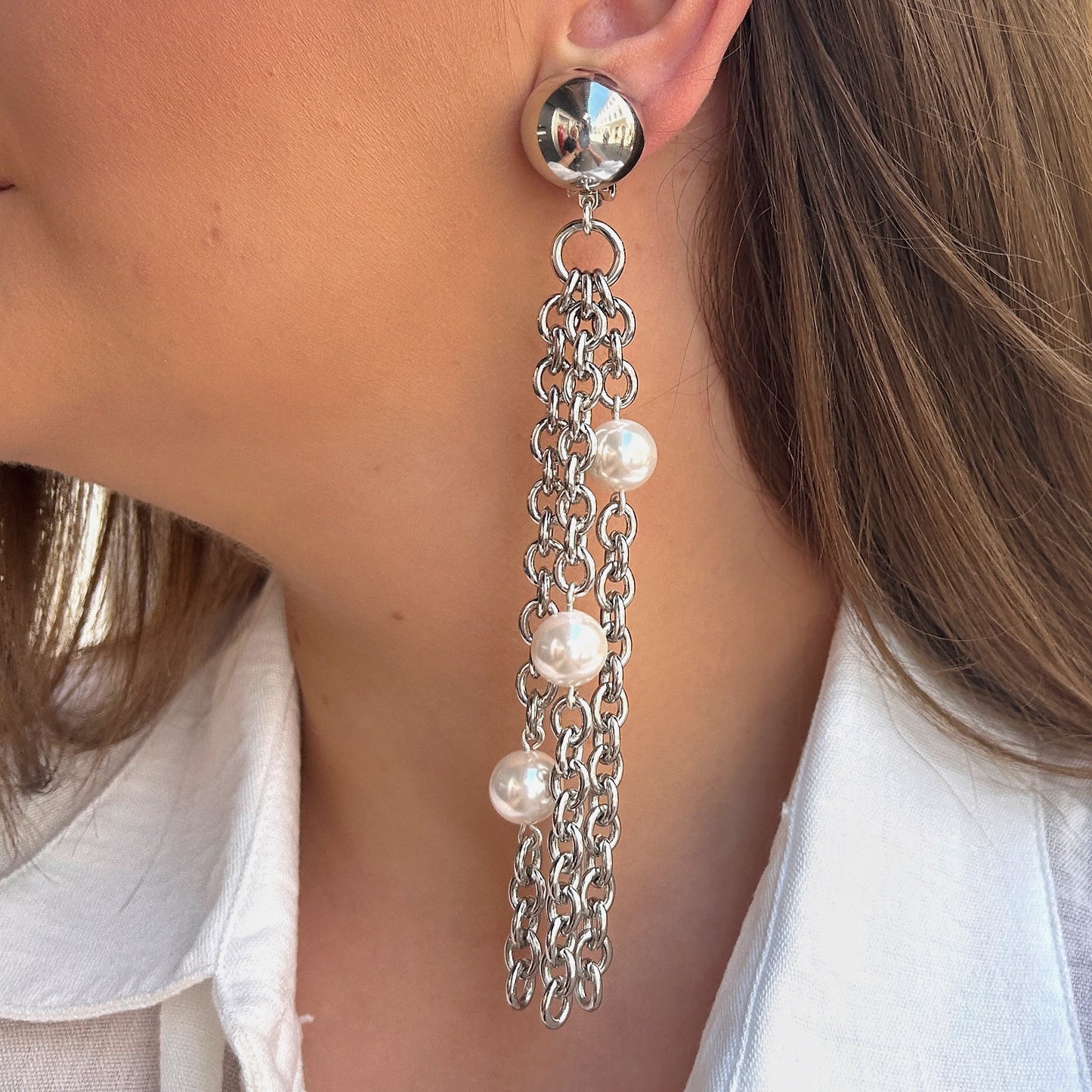 Boucles chaînes argent et perles Francine Bramli Paris avec pampilles argentées et perles nacrées chez Divinity Sète