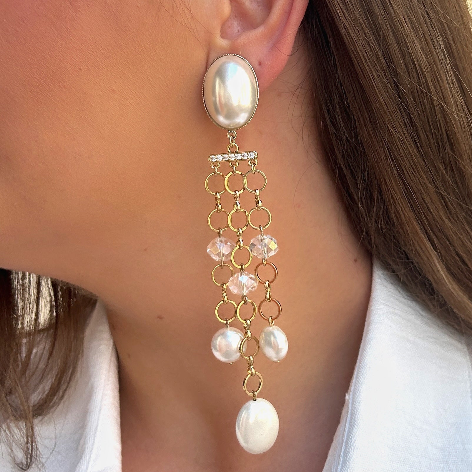 Boucles chaînes dorées et perles Francine Bramli Paris avec cristaux transparents et pampilles nacrées chez Divinity Sète