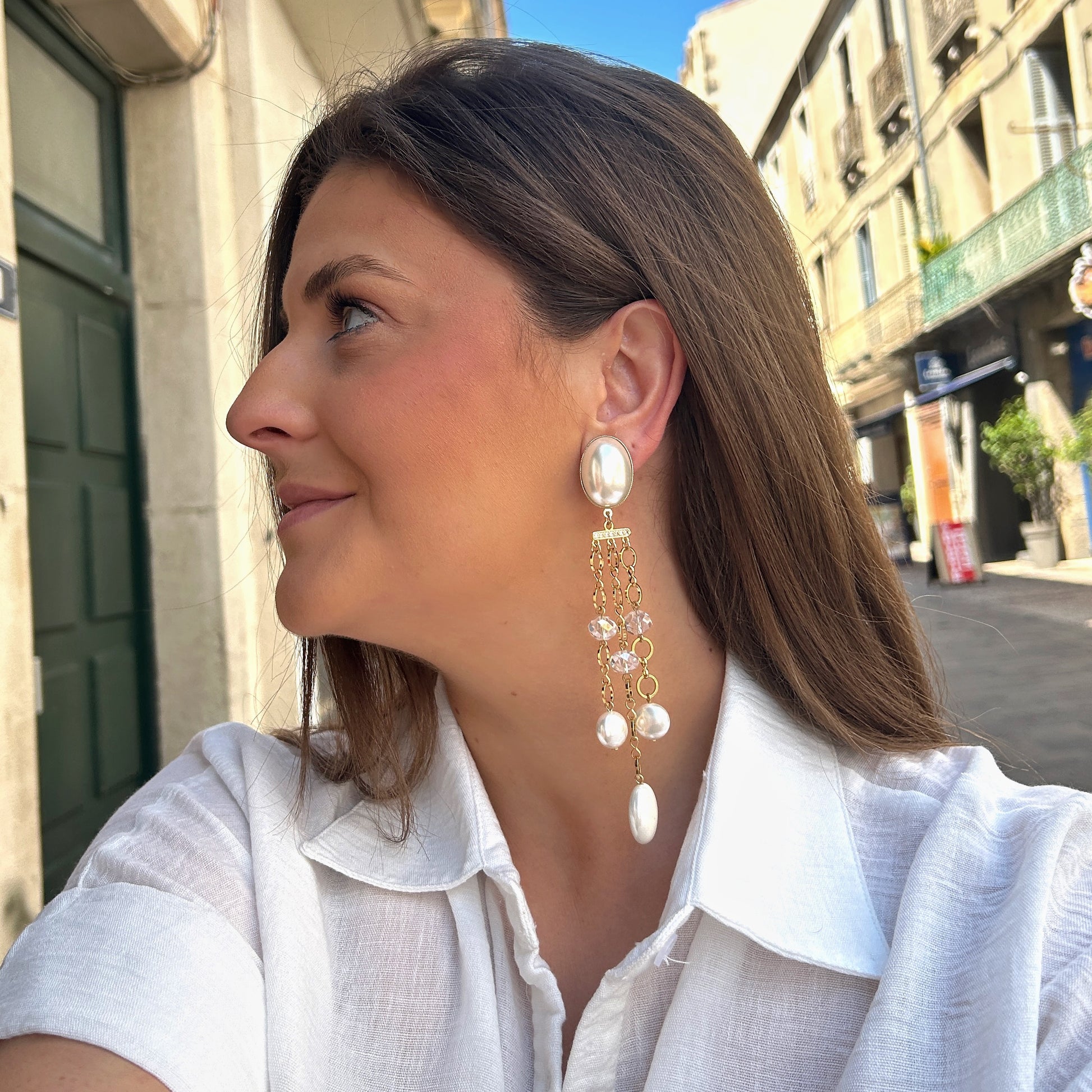 Boucles chaînes dorées et perles Francine Bramli Paris avec cristaux transparents et pampilles nacrées chez Divinity Sète