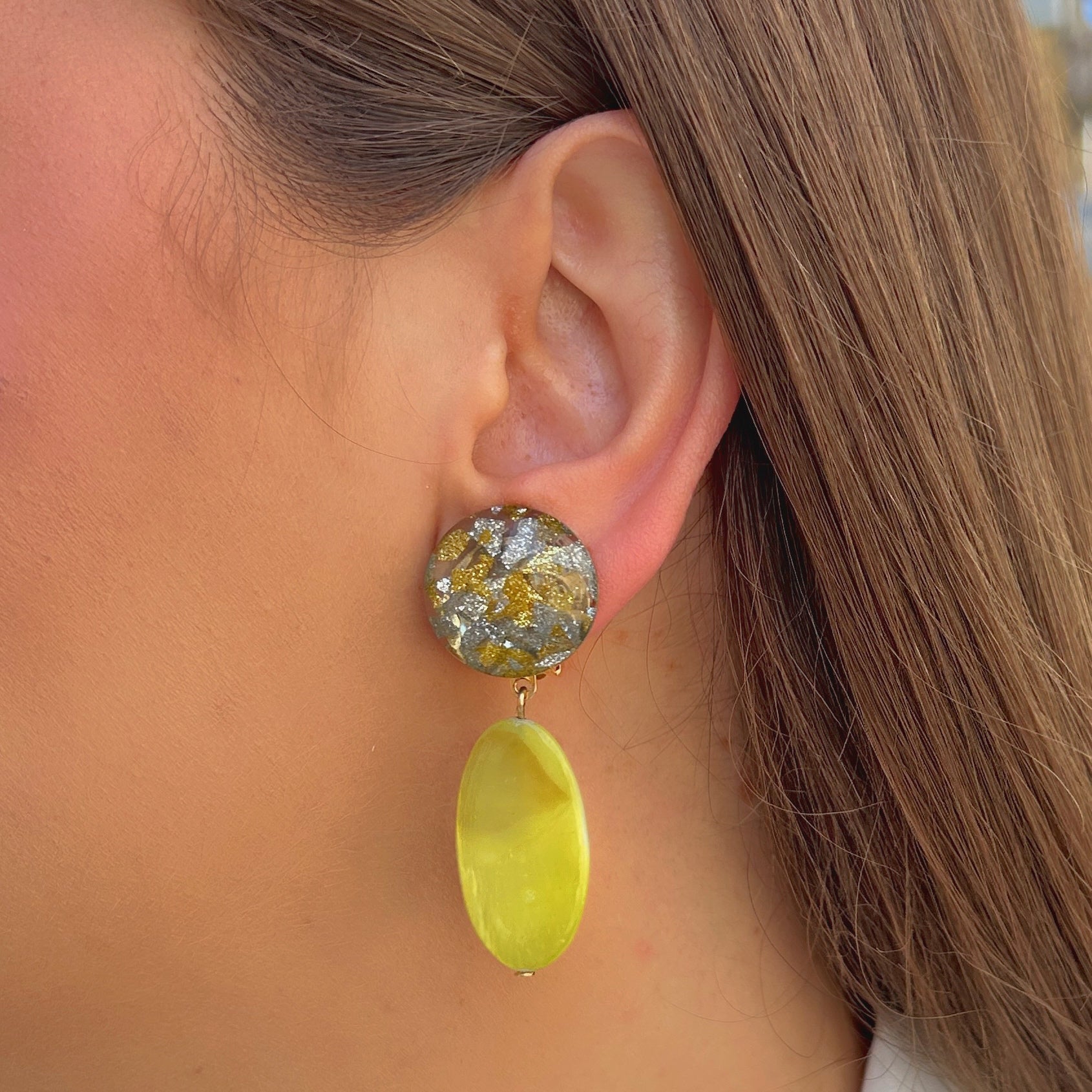 Boucles Cita Jaune Francine Bramli Paris avec cabochon pailleté argenté et doré et pendentif ovale jaune citron lumineux.