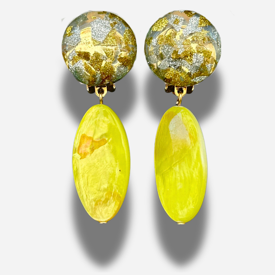 Boucles Cita Jaune Francine Bramli Paris avec cabochon pailleté argenté et doré et pendentif ovale jaune citron lumineux.