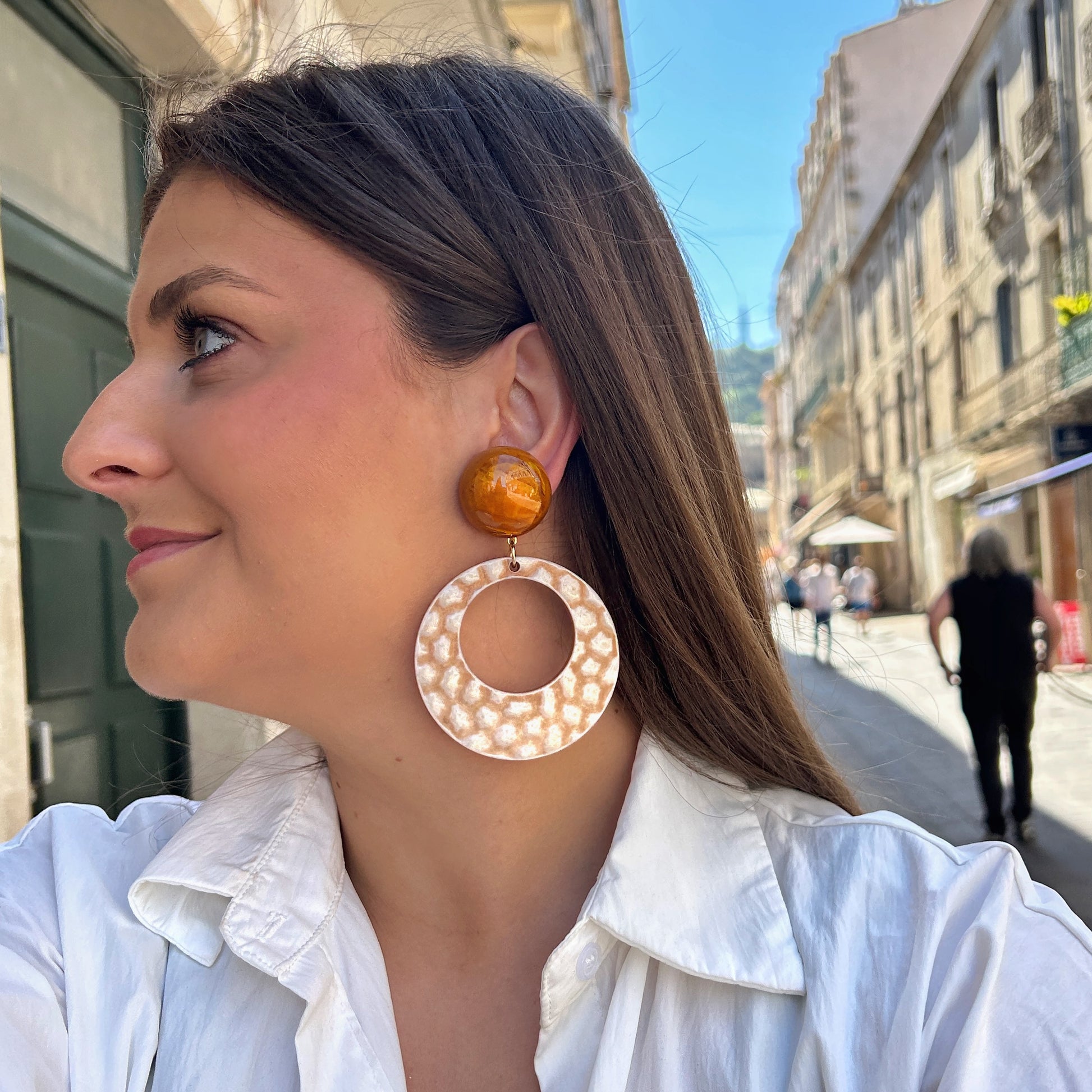 Boucles Cloe Girafe Francine Bramli Paris avec cabochon rond ambré effet écaille et grand anneau texturé beige et caramel.