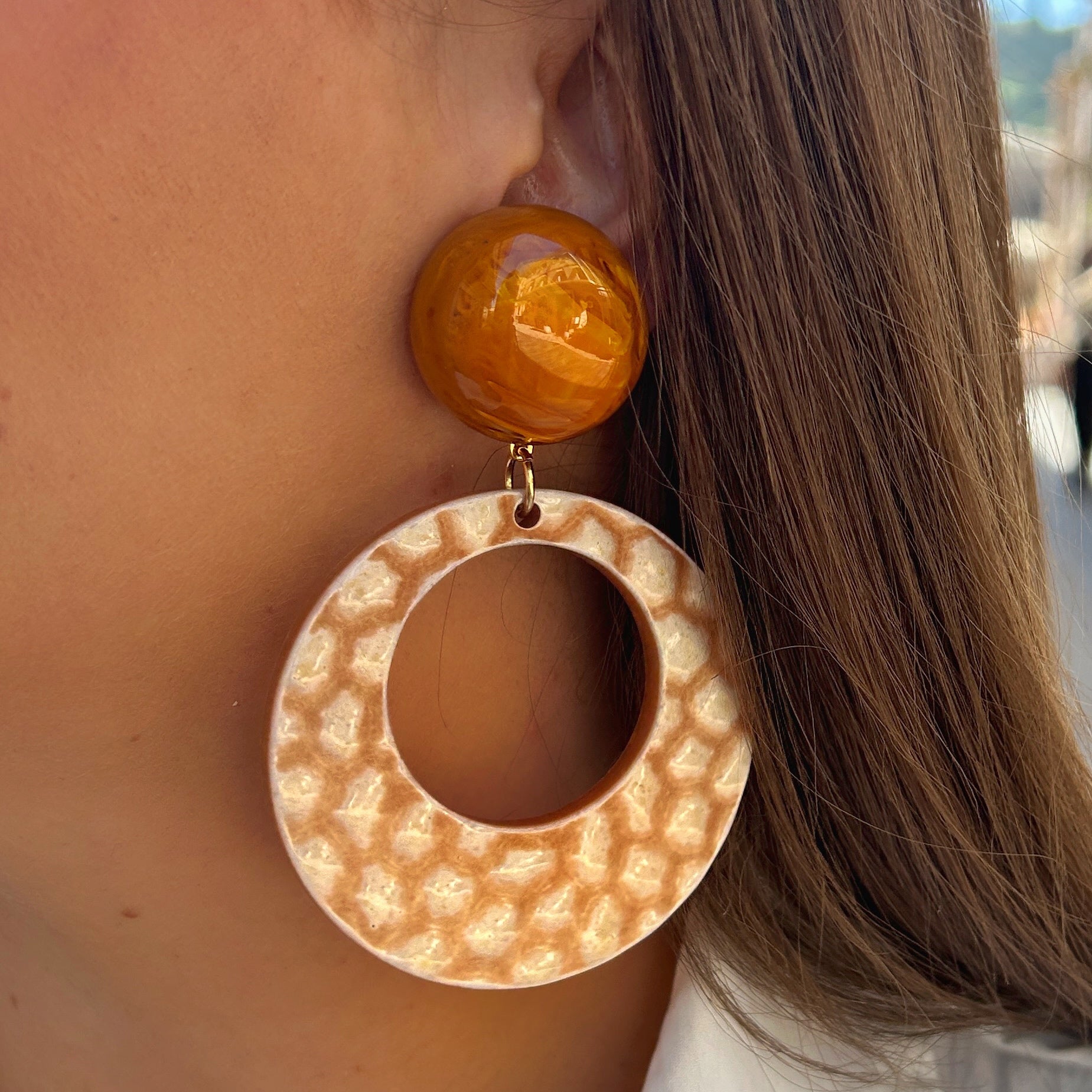 Boucles Cloe Girafe Francine Bramli Paris avec cabochon rond ambré effet écaille et grand anneau texturé beige et caramel.