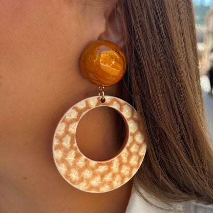 Boucles Cloe Girafe Francine Bramli Paris avec cabochon rond ambré effet écaille et grand anneau texturé beige et caramel.