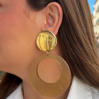 Boucles Cloé Gold Glitter Francine Bramli Paris avec disque doré martelé et grand anneau pailleté champagne