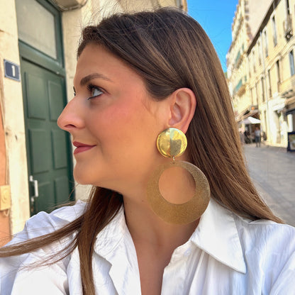 Boucles Cloé Gold Glitter Francine Bramli Paris avec disque doré martelé et grand anneau pailleté champagne