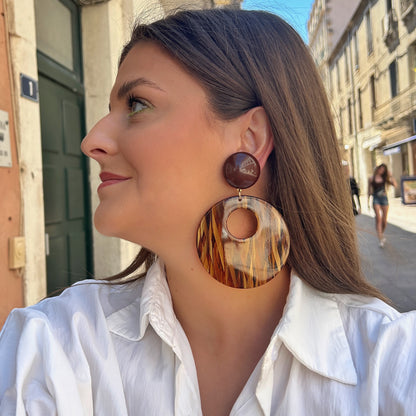 Boucles Cloé Marron Francine Bramli Paris en résine effet écaille caramel et chocolat avec grand disque ajouré