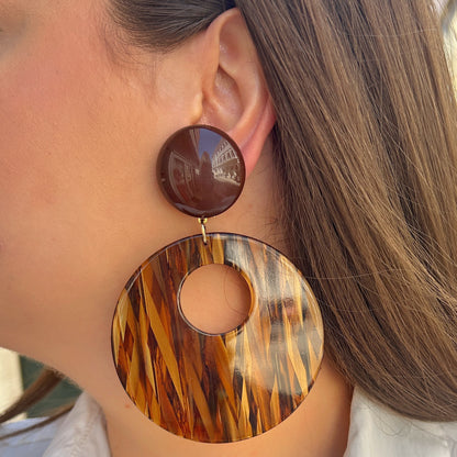 Boucles Cloé Marron Francine Bramli Paris en résine effet écaille caramel et chocolat avec grand disque ajouré