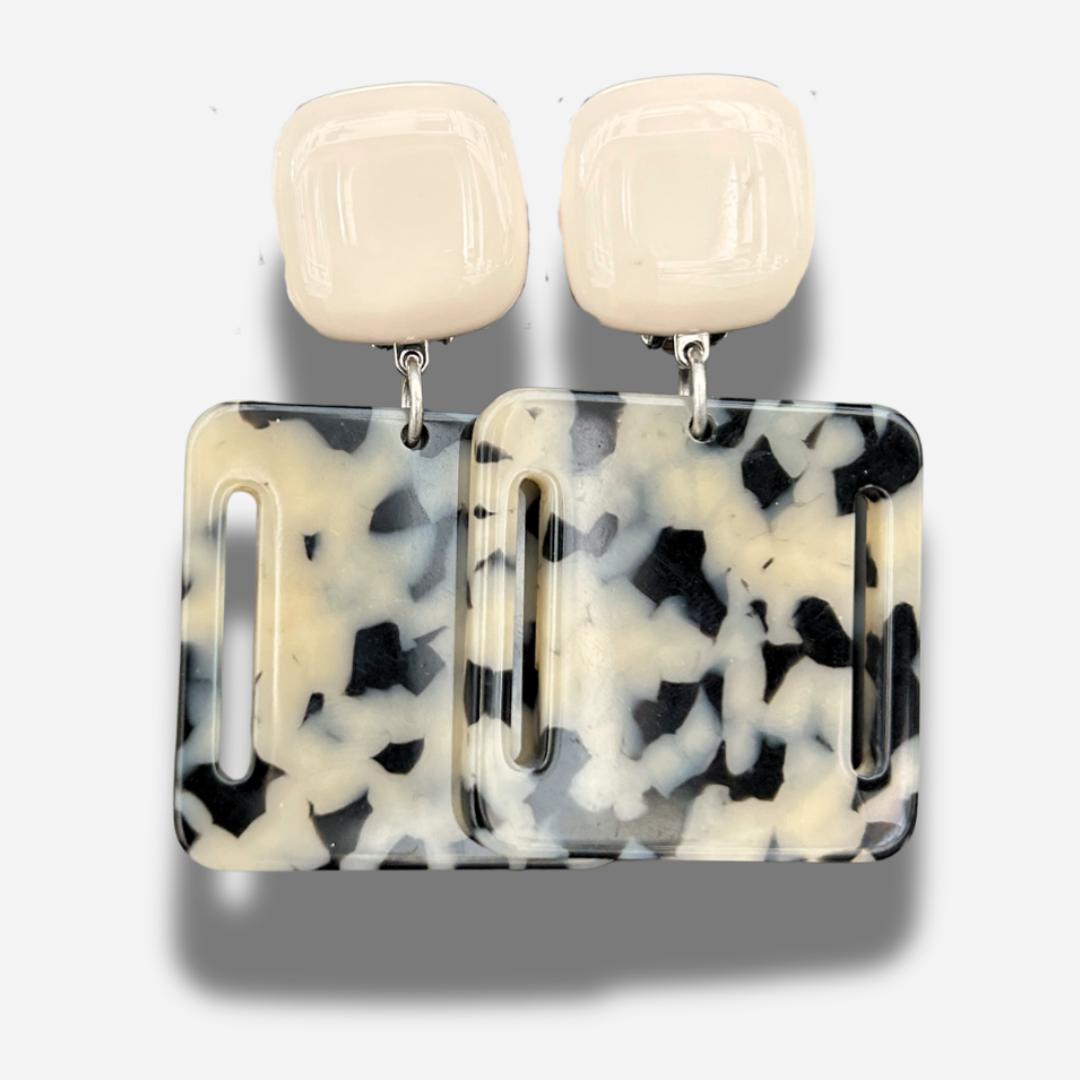 Boucles Comète Carré Beige Francine Bramli Paris à clip en résine beige et marbré noir ivoire
