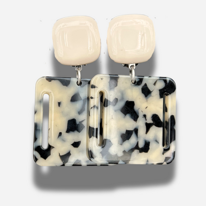 Boucles Comète Carré Beige Francine Bramli Paris à clip en résine beige et marbré noir ivoire