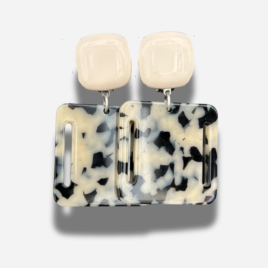 Boucles Comète Carré Beige Francine Bramli Paris à clip en résine beige et marbré noir ivoire