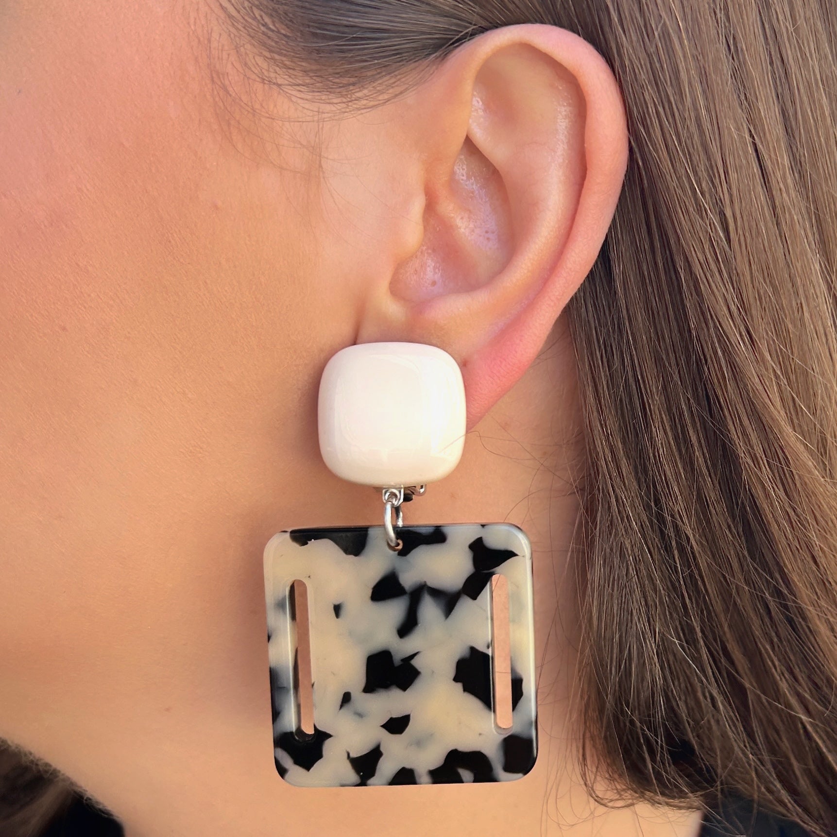 Boucles Comète Carré Beige Francine Bramli Paris à clip en résine beige et marbré noir ivoire
