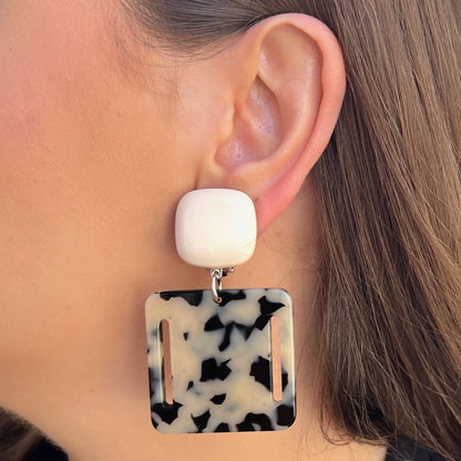 Boucles Comète Carré Beige Francine Bramli Paris à clip en résine beige et marbré noir ivoire
